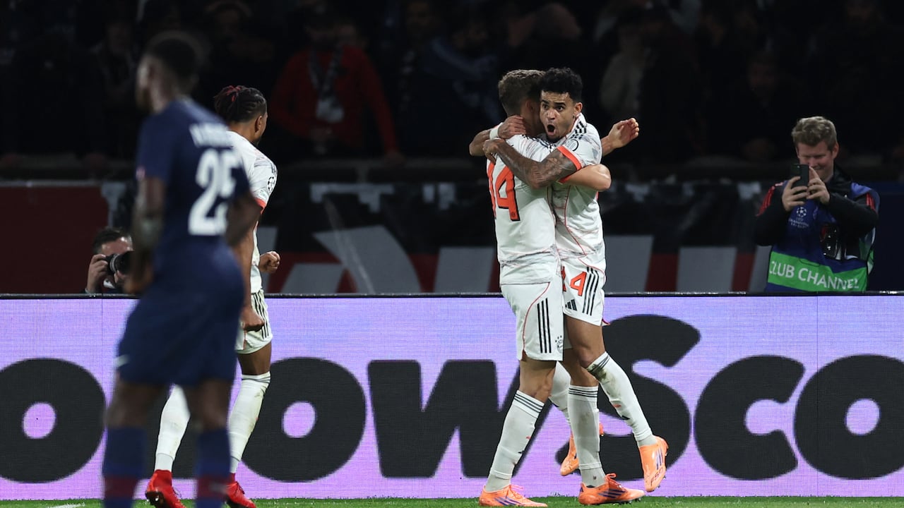 El delantero colombiano del Bayern de Múnich, Luis Díaz (D), número 14, celebra el segundo gol de su equipo durante el partido de la jornada 4 de la fase de grupos de la UEFA Champions League entre el Paris Saint-Germain (PSG) y el FC Bayern de Múnich en el Parque de los Príncipes de París, el 4 de noviembre de 2025. (Foto de Thomas Samson / AFP)