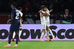 El delantero colombiano del Bayern de Múnich, Luis Díaz (D), número 14, celebra el segundo gol de su equipo durante el partido de la jornada 4 de la fase de grupos de la UEFA Champions League entre el Paris Saint-Germain (PSG) y el FC Bayern de Múnich en el Parque de los Príncipes de París, el 4 de noviembre de 2025. (Foto de Thomas Samson / AFP)