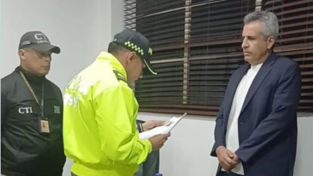 El exministro del Interior, Luis Fernando Velasco se entregó en Cali a las autoridades la noche del 18 de diciembre.