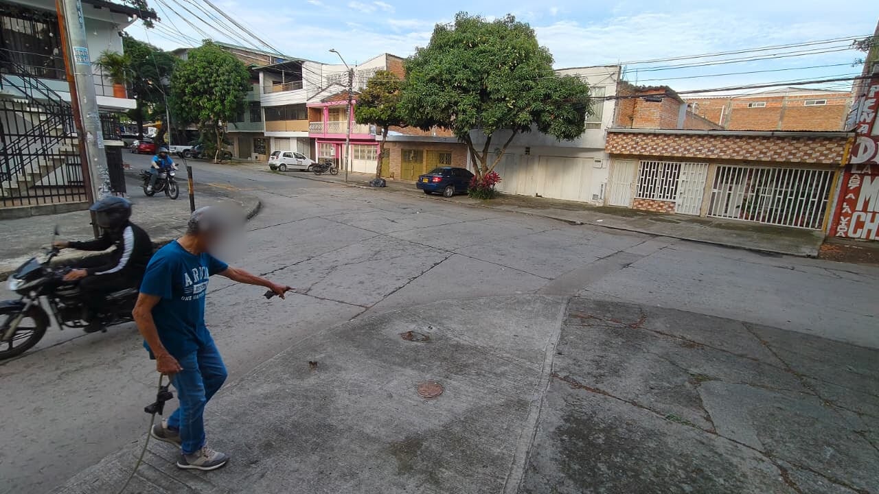 Vecinos de la carrera 24 con calle 18F aseguran que las cámaras de seguridad lograron registrar a un hombre retirando una de las señales de tránsito del sector.