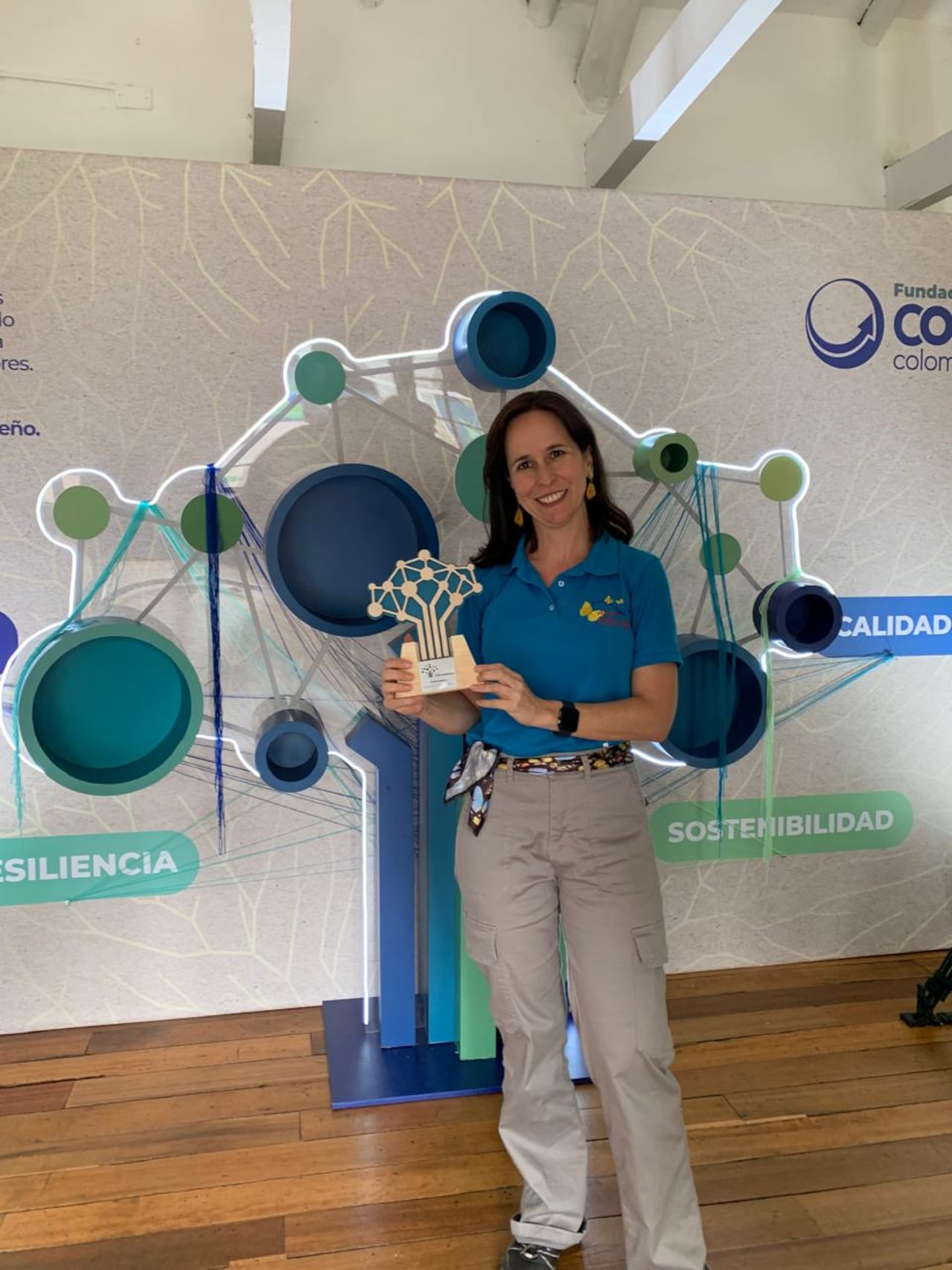 Cada pupa de mariposa es cuidada durante semanas por mujeres cabeza de hogar vinculadas al programa de biocomercio sostenible.