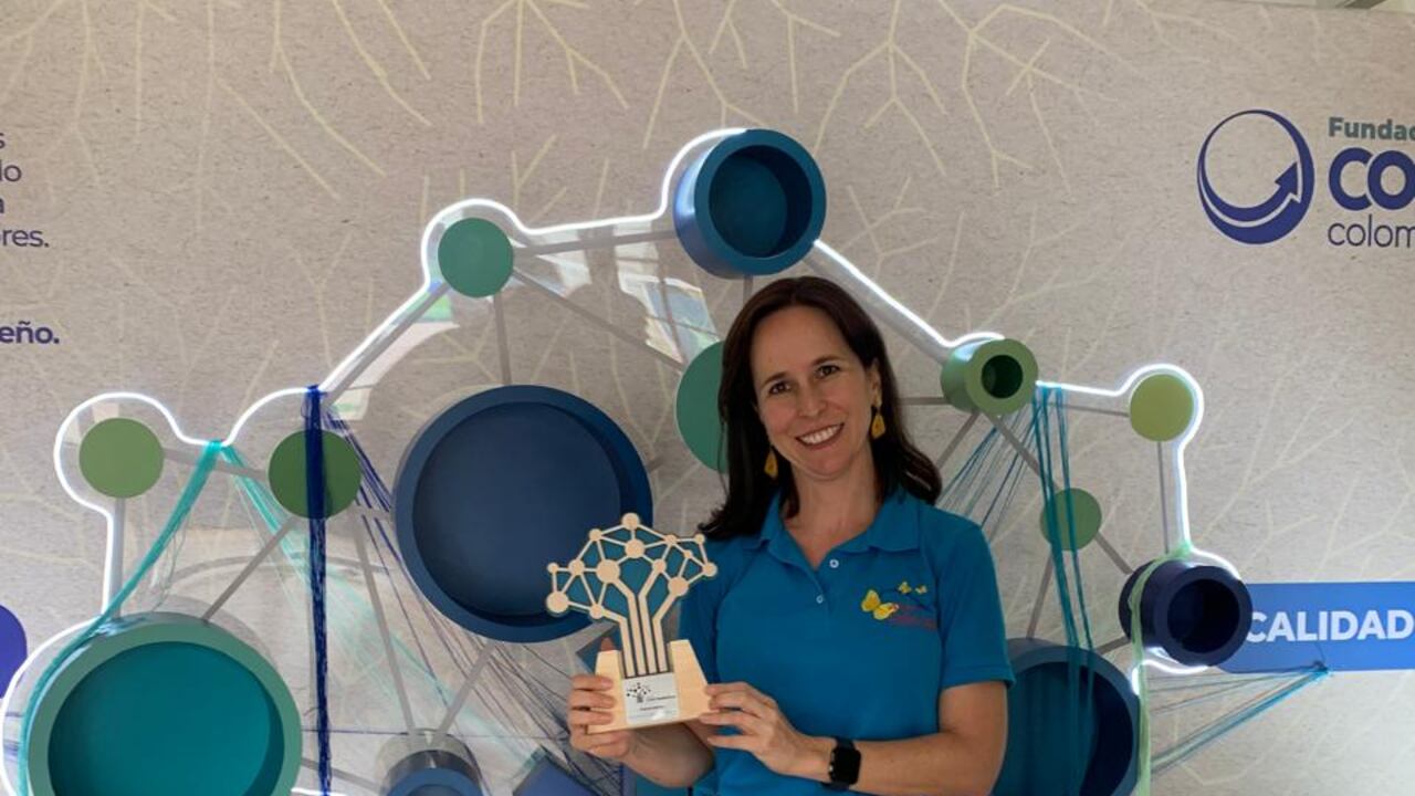 Cada pupa de mariposa es cuidada durante semanas por mujeres cabeza de hogar vinculadas al programa de biocomercio sostenible.