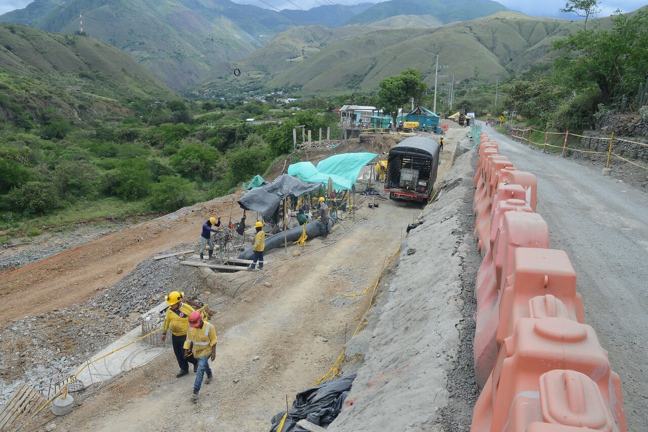 Activo: Continúan las obras de adecuación en el Km 59 de la vía Dagua Lobo guerrero generadas por las fallas geológicas del sector. Foto José L Guzmán. El País, abril 27-23