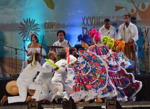 Al ritmo del currulaos, bunde, alabaos y otros sonidos, arrancó la edición XXVIII del Festival de Música del Pacífico Petronio Álvarez. Foto Jorge Orozco / El País