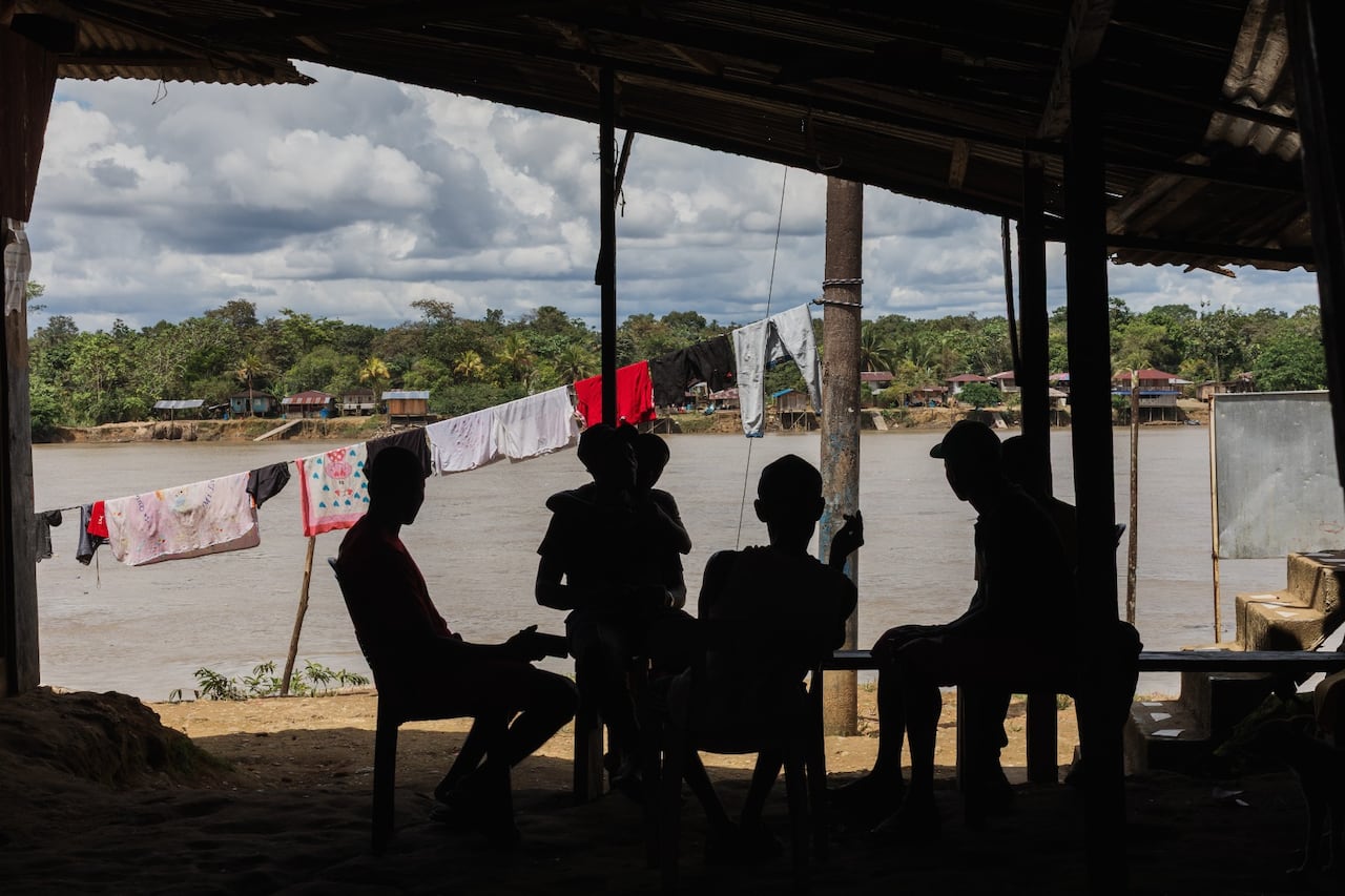 Confinados en su propio territorio: miles de colombianos viven bajo restricciones de grupos armados
