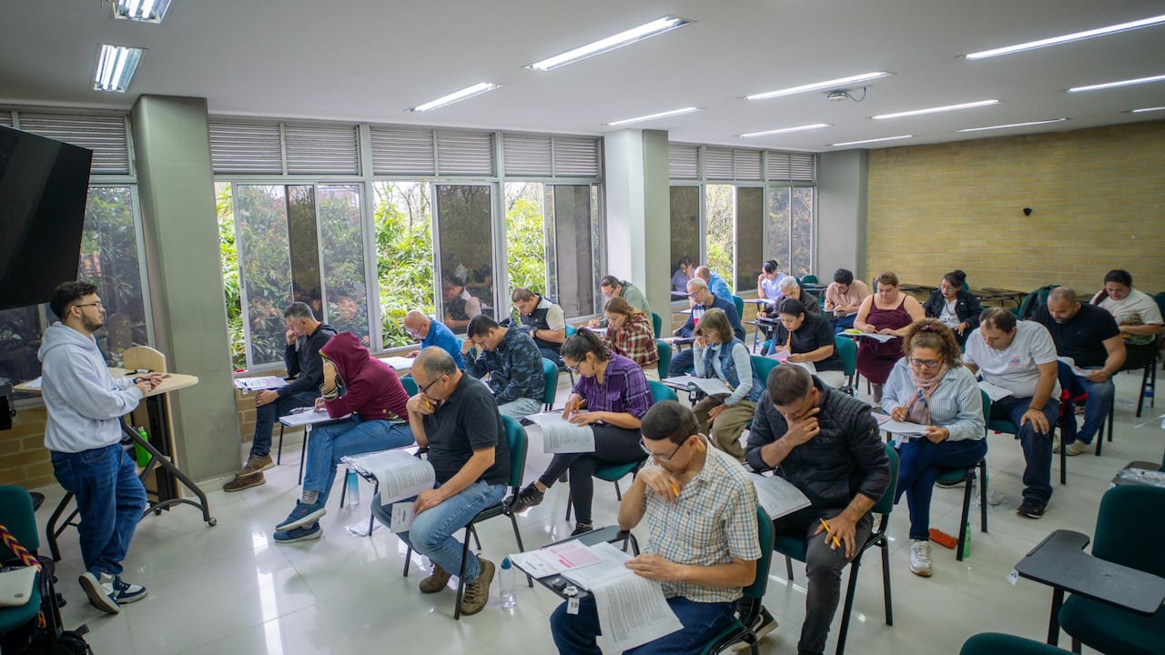 Más de 34 mil profesores (docentes) presentaron la prueba de ascenso y reubicación 2025, dando un paso decisivo en su crecimiento profesional. Una jornada que reconoce su compromiso y fortalece su trayectoria y sigue impulsando la calidad de la educación en todo el país, informó Mineducación.