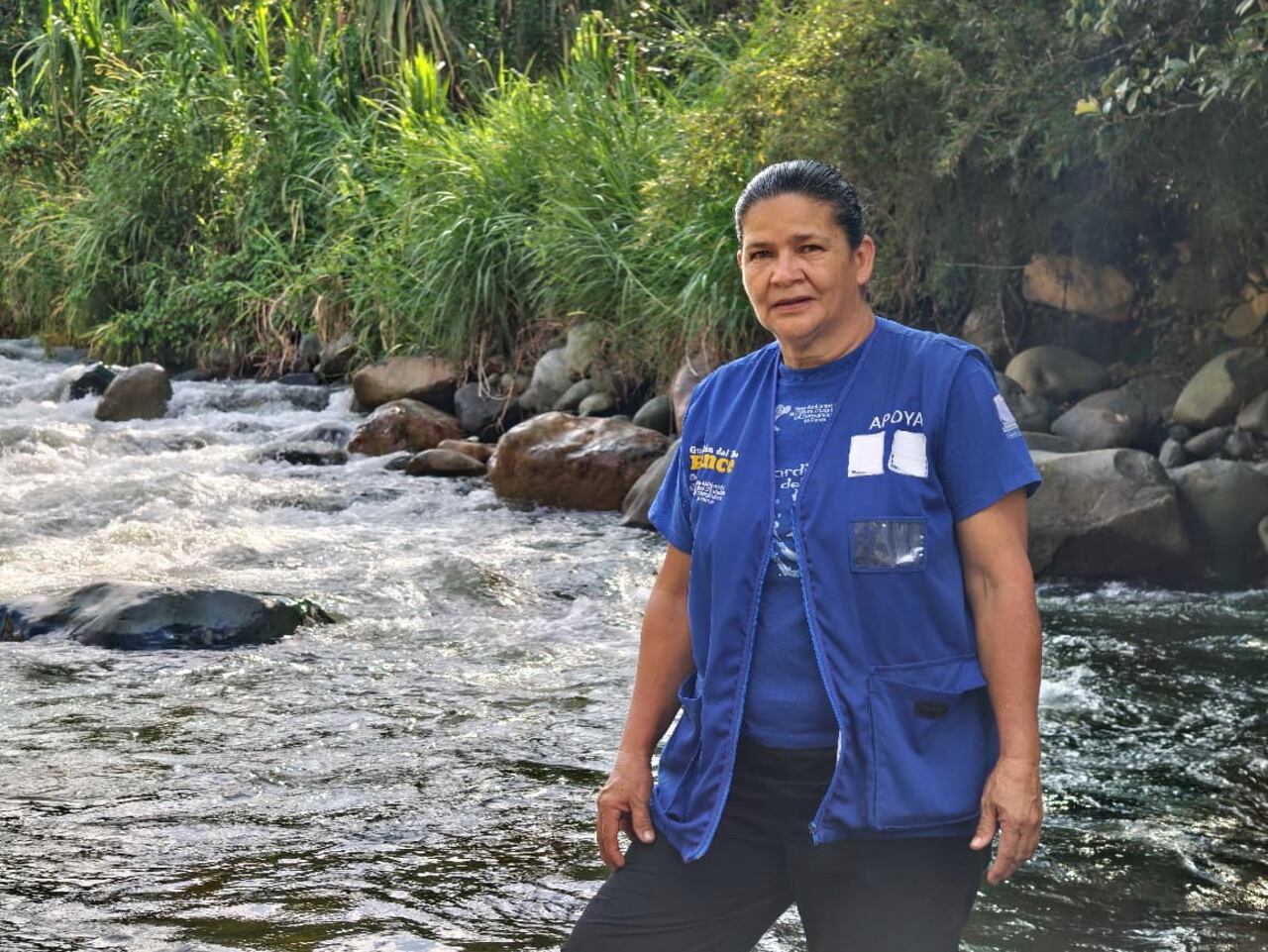 Los ritos satánicos y brujería clandestinos en los ríos de Cali, se practican a cielo abierto en los siete ríos que surcan la ciudad. Además, tienden a aumentar en la época de Halloween. Usan elementos como tabacos, velas, aceites, prendas íntimas, espejos, frutas, figuras humanas, entre otros e incluso sacrificio de animales. Foto Jorge Orozco. El País.