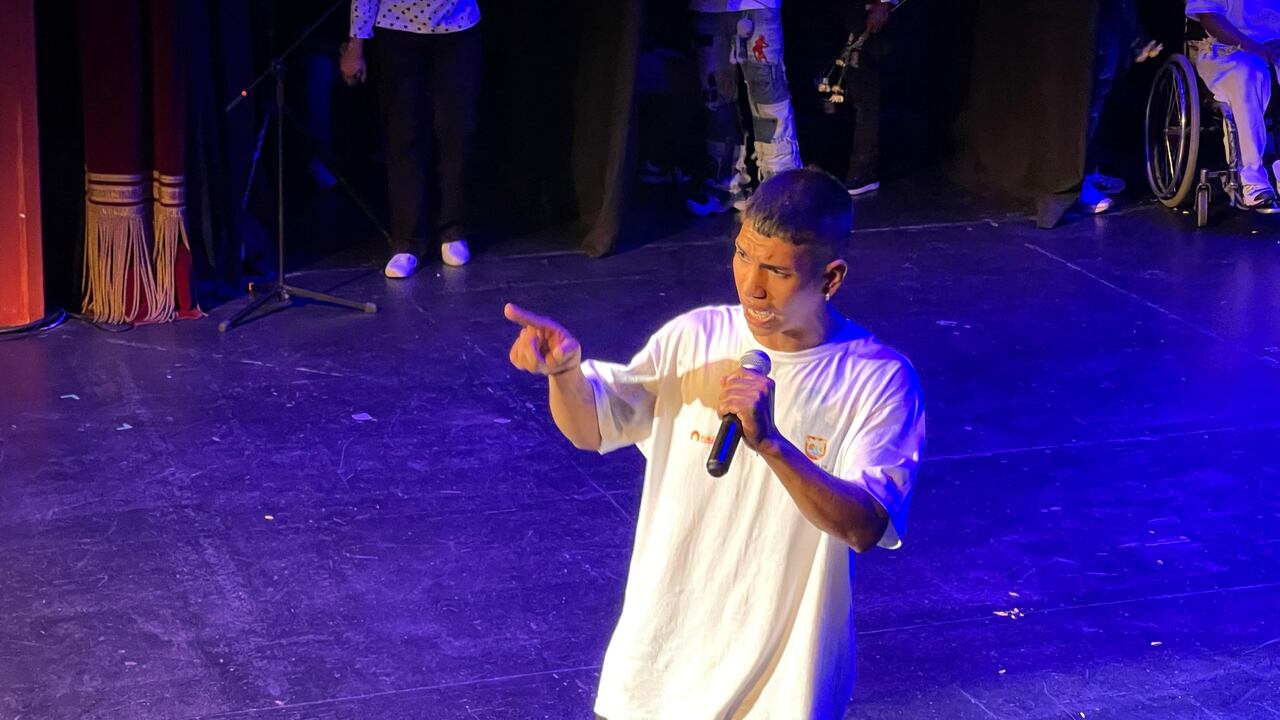 En medio de la graduación, varios jóvenes del programa realizaron presentaciones artísticas y musicales.