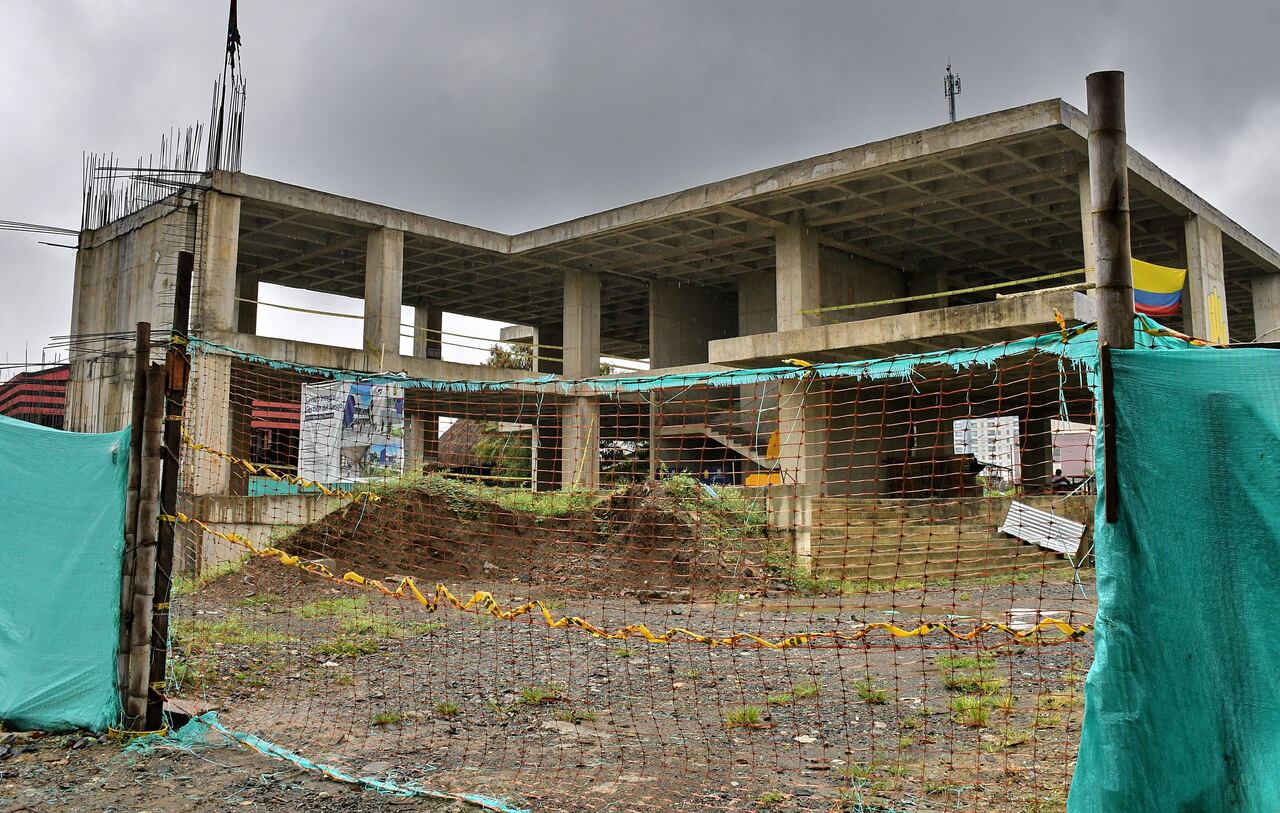 Desde el 2017 se dio inicio al proyecto del Centro Integral para la Gestión del Riesgo de Emergencias y Desastres (Cigred), el cual actualmente no tiene a un solo trabajador en el sitio de construcción.
En tres años, la Administración de Maurice Armitage contrató los estudios y diseños de la obra, los cuales se completaron satisfactoriamente. También tramitó la licencia de demolición de una edificación que se encontraba allí e hizo lo propio con la licencia de construcción. Fotos Raúl Palacios / EL Pais / 22 de Agosto del 2023 Cali.