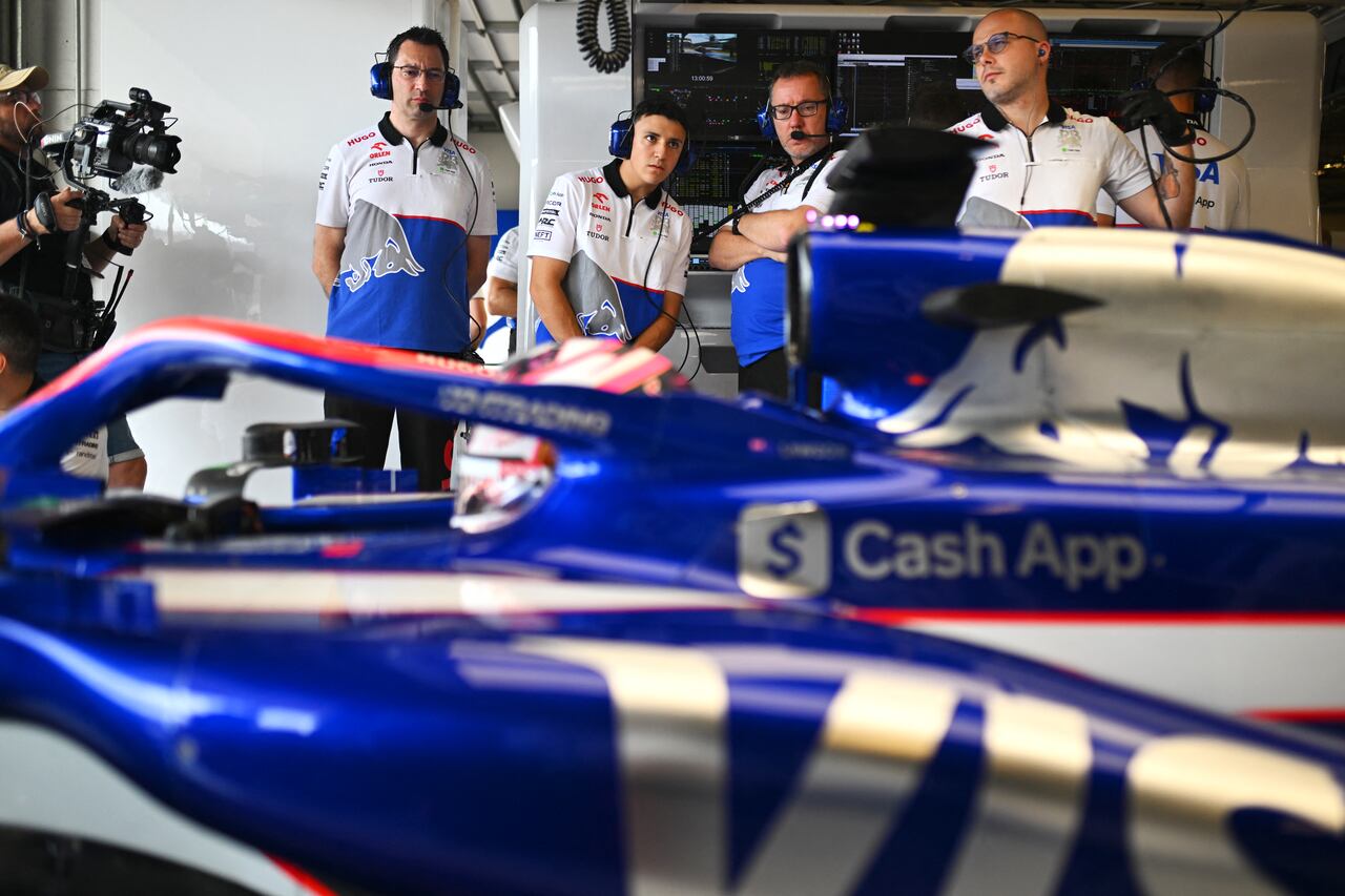 Isack Hadjar de Francia y piloto reserva de Visa Cash App RB y Jody Egginton, directora técnica de Visa Cash App RB observan en el garaje durante la práctica previa al Gran Premio de F1 de Estados Unidos.
