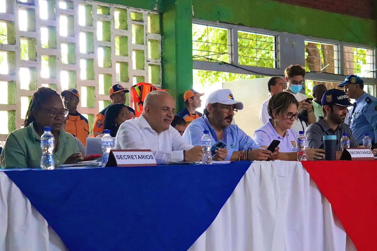 Algunos miembros de la Alcaldía de Cali intervinieron en la jornada para dar respuesta a las peticiones de los líderes comunitarios.