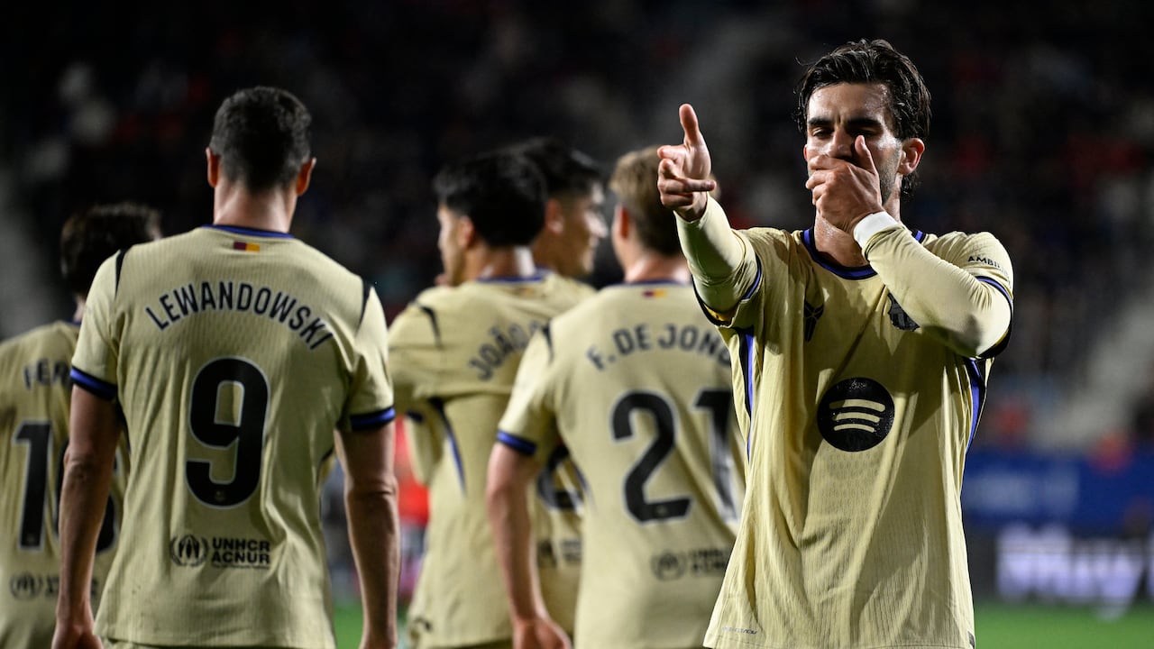 El delantero español del Barcelona, Ferran Torres, número 07, celebra el segundo gol de su equipo durante el partido de la liga española entre el CA Osasuna y el FC Barcelona en el estadio El Sadar de Pamplona el 2 de mayo de 2026. (Foto de ANDER GILLENEA / AFP)