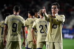 El delantero español del Barcelona, Ferran Torres, número 07, celebra el segundo gol de su equipo durante el partido de la liga española entre el CA Osasuna y el FC Barcelona en el estadio El Sadar de Pamplona el 2 de mayo de 2026. (Foto de ANDER GILLENEA / AFP)