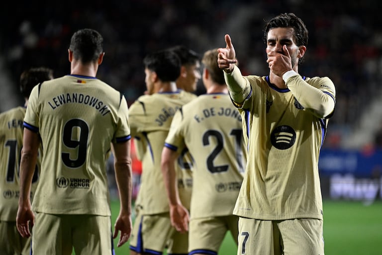 El delantero español del Barcelona, Ferran Torres, número 07, celebra el segundo gol de su equipo durante el partido de la liga española entre el CA Osasuna y el FC Barcelona en el estadio El Sadar de Pamplona el 2 de mayo de 2026. (Foto de ANDER GILLENEA / AFP)