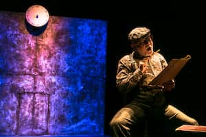 El enmaletado es una de las obras que propició la identidad estética y la configuración como colectivo del Grupo de Teatro Esquina Latina. Escrita por Orlando Cajamarca, como fruto de un proceso de creación colectiva, fue estrenada en la década de los años ochenta. Hoy, se ha convertido en una pieza emblemática, donde una nueva generación de actores asume el compromiso de ponerla en escena para llegar a espectadores actuales.