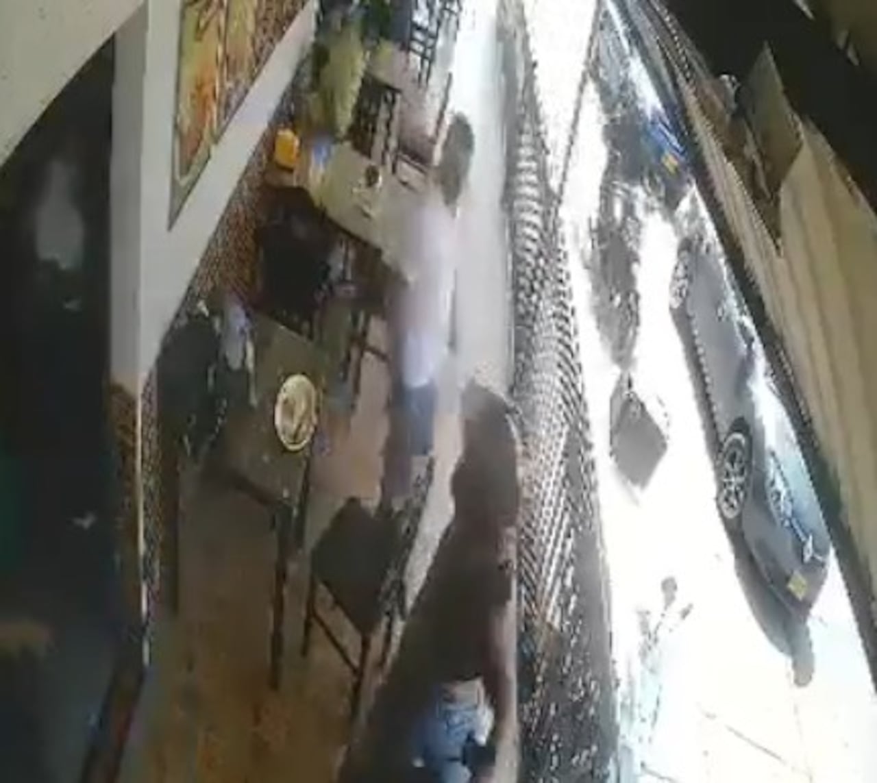 Mujer ingresó a una panadería para evitar el robo.