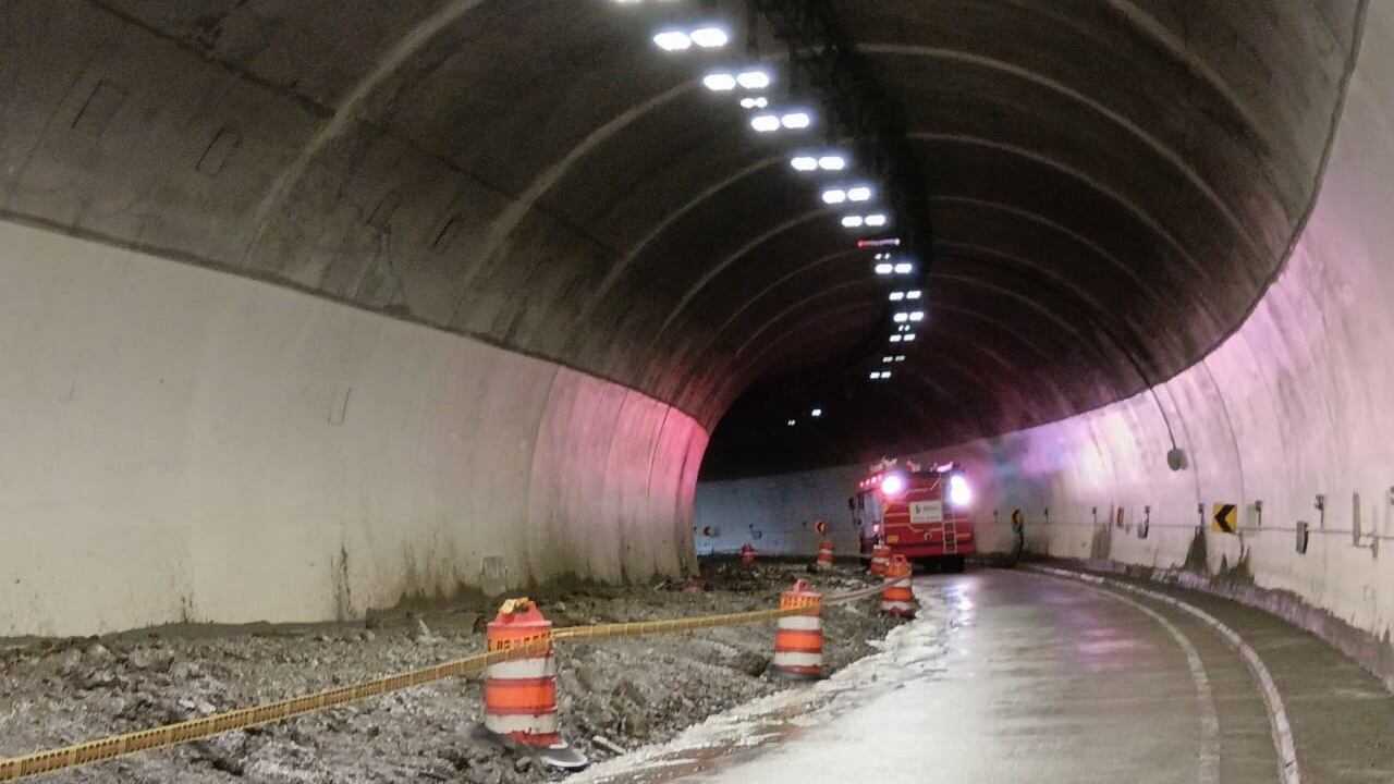 Invías trabaja en el restablecimiento de la vía a La Línea tras derrumbe.