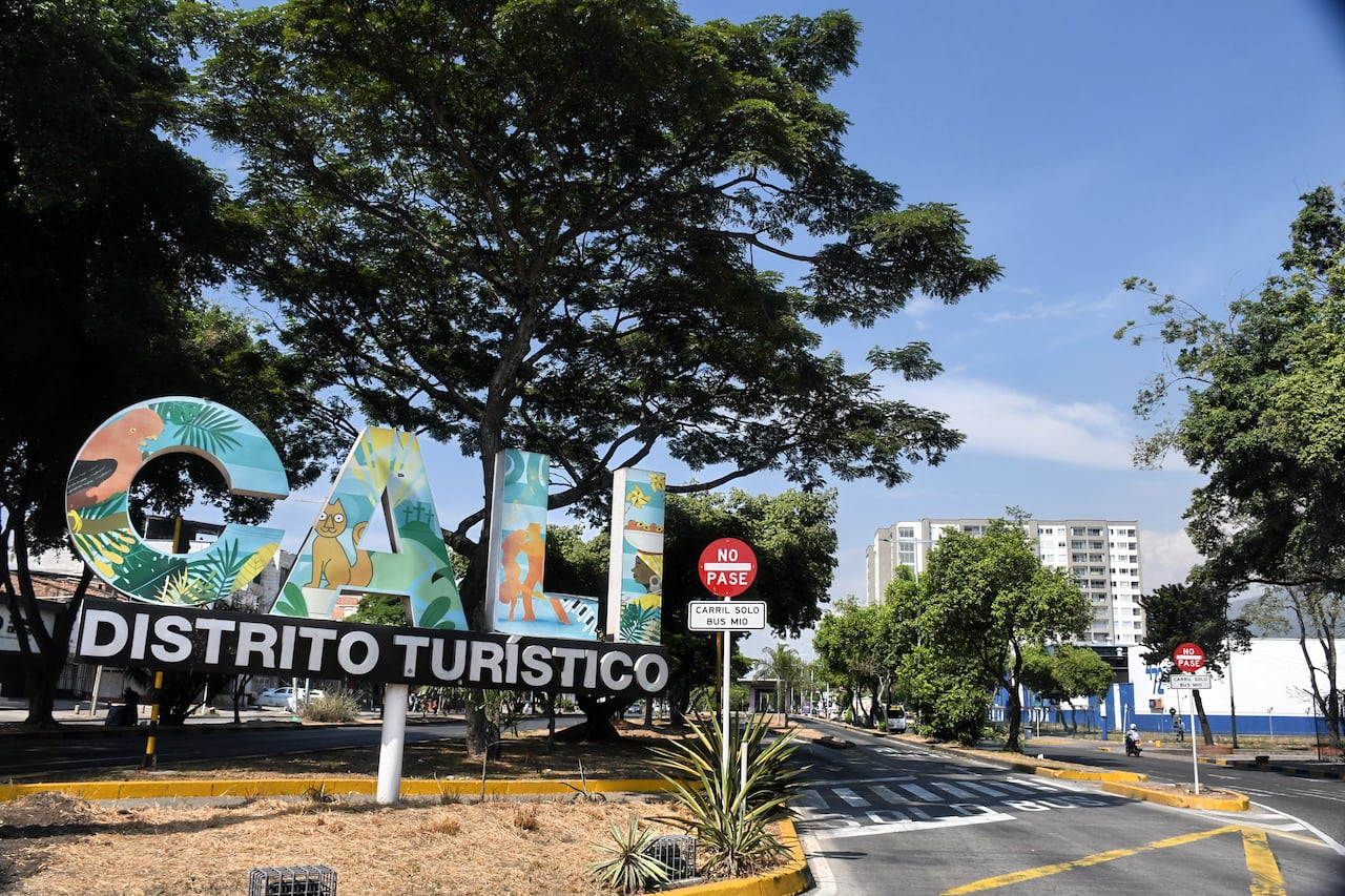 Cali: La ciudad se engalana con los colores de los símbolos patrios en los principales puentes y vías de la ciudad con motivo de la posesión del nuevo presidente de Colombia, Abelardo de la Espriella.