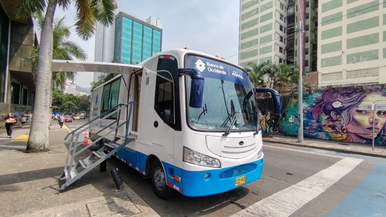 La oficina móvil del Banco de Occidente cuenta con cajero automático y espacio para realizar diferentes operaciones bancarias.
