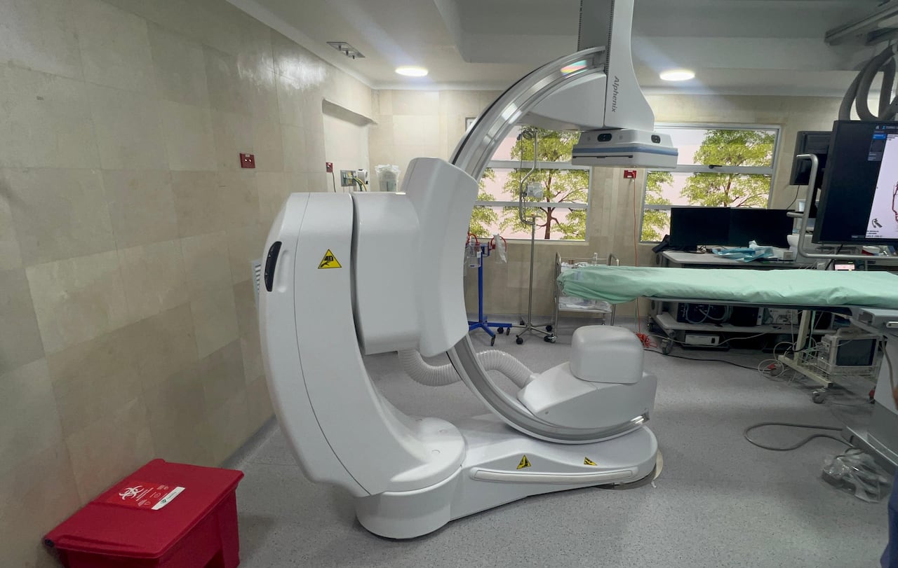 Equipo médico durante procedimiento con el nuevo angiógrafo.