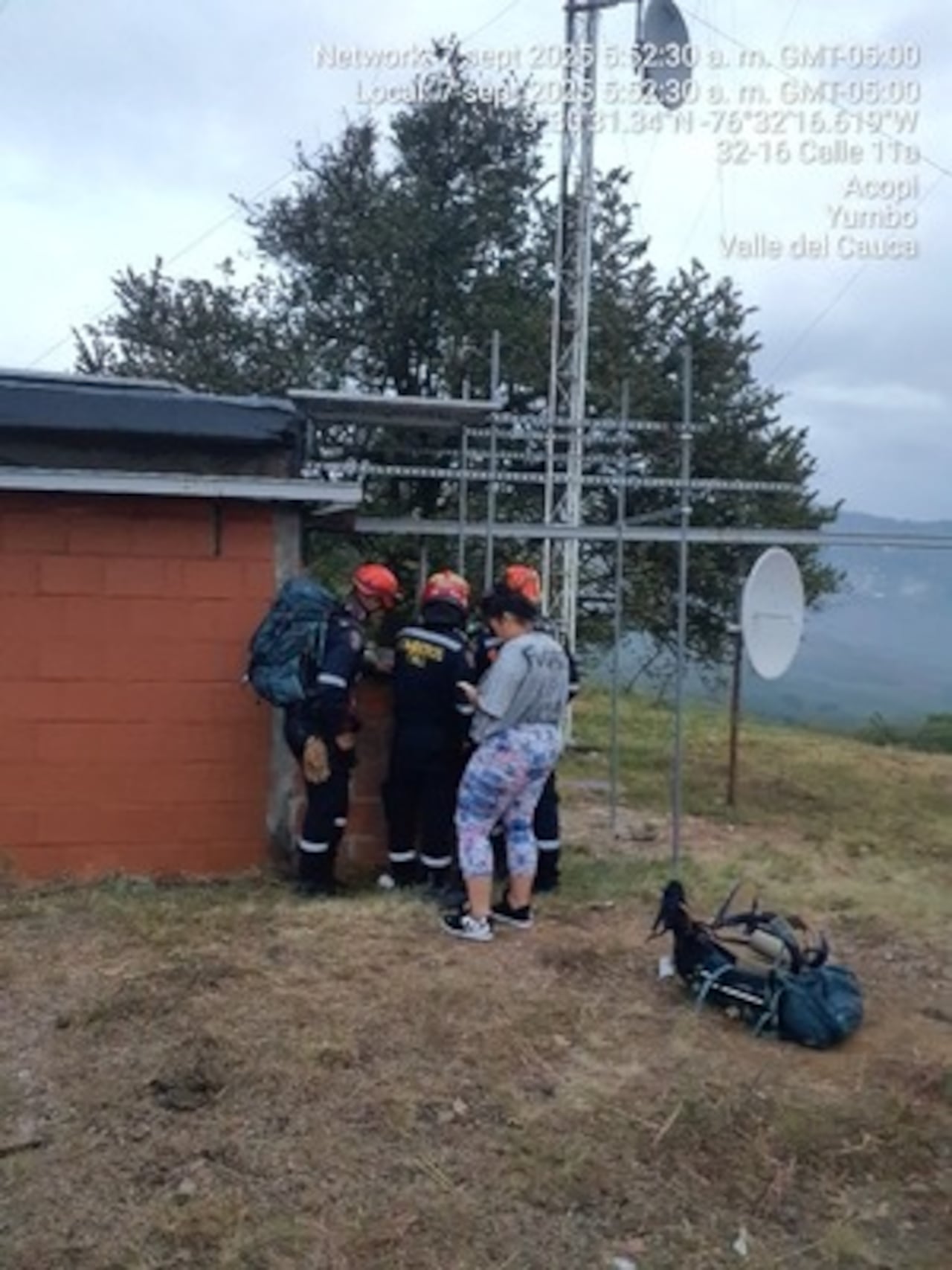 Bomberos de Cali en la búsqueda de un hombre de 28 años de edad, que cayó por una pendiente en el Corregimiento de Golondrinas.