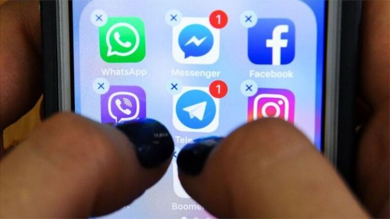 El tiempo que pasas usando las redes sociales es muy valioso para las empresas. Foto: AFP/BBC