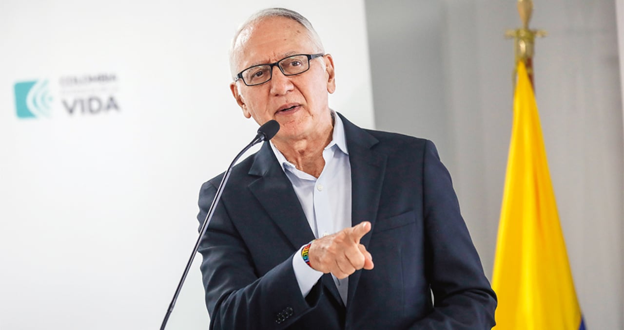 El ministro de Salud, Guillermo Alfonso Jaramillo, señala que las EPS son las responsables de adquirir los medicamentos para los pacientes. Pero estas entidades aseguran que no tienen los recursos necesarios por la insuficiencia de la UPC.