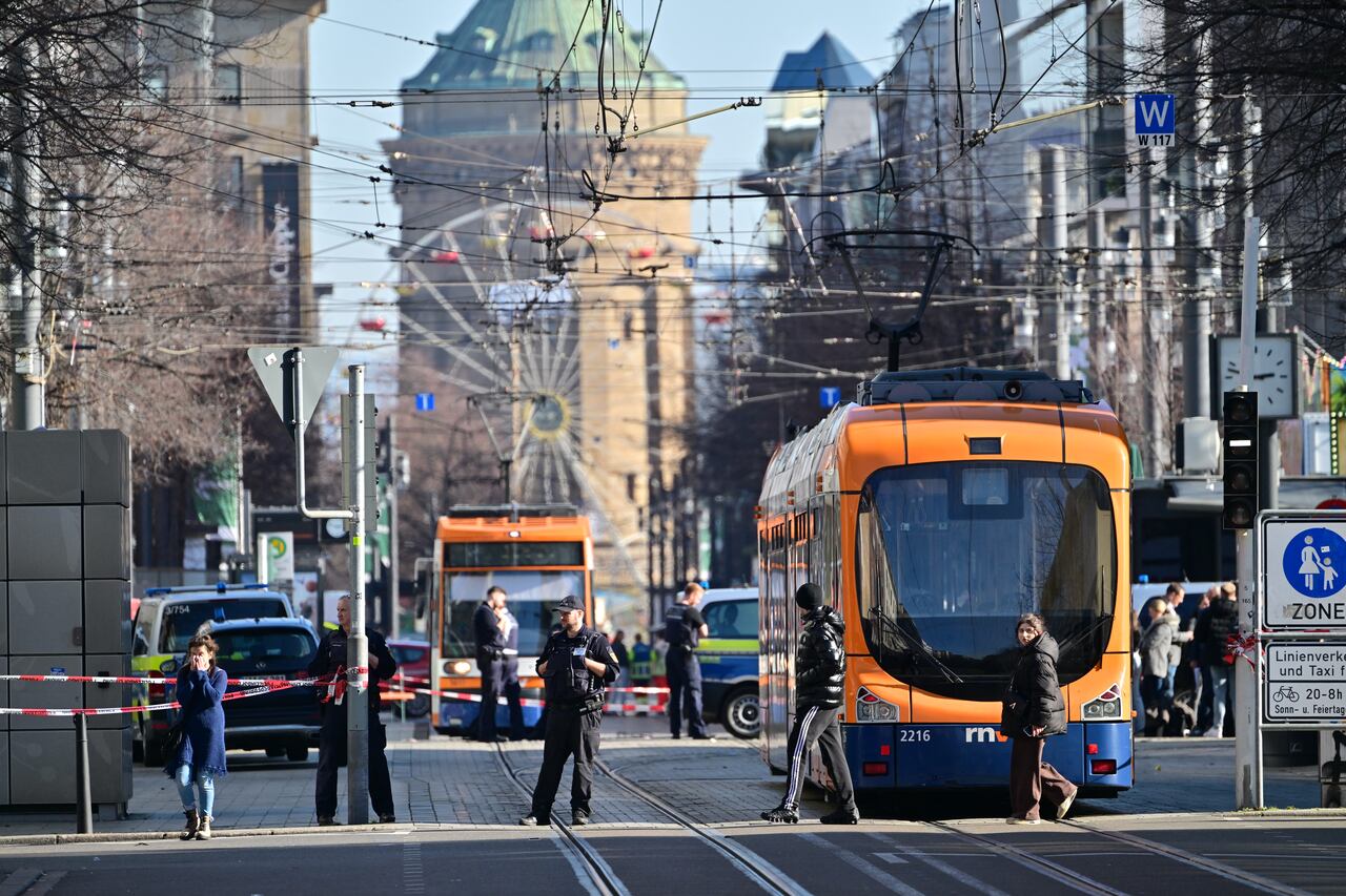 La policía asegura el área cerca del lugar donde se produjo un ataque con un automóvil en Mannheim, en el suroeste de Alemania, el 3 de marzo de 2025. El 3 de marzo, un automóvil atropelló a una multitud en la ciudad alemana de Mannheim y mató al menos a una persona e hirió a varias más, dijo la policía, y agregó que una persona había sido arrestada. (Foto de Thomas LOHNES / AFP)
