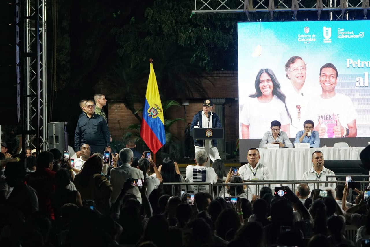 El presidente Gustavo Petro dando su discurso en Yumbo.