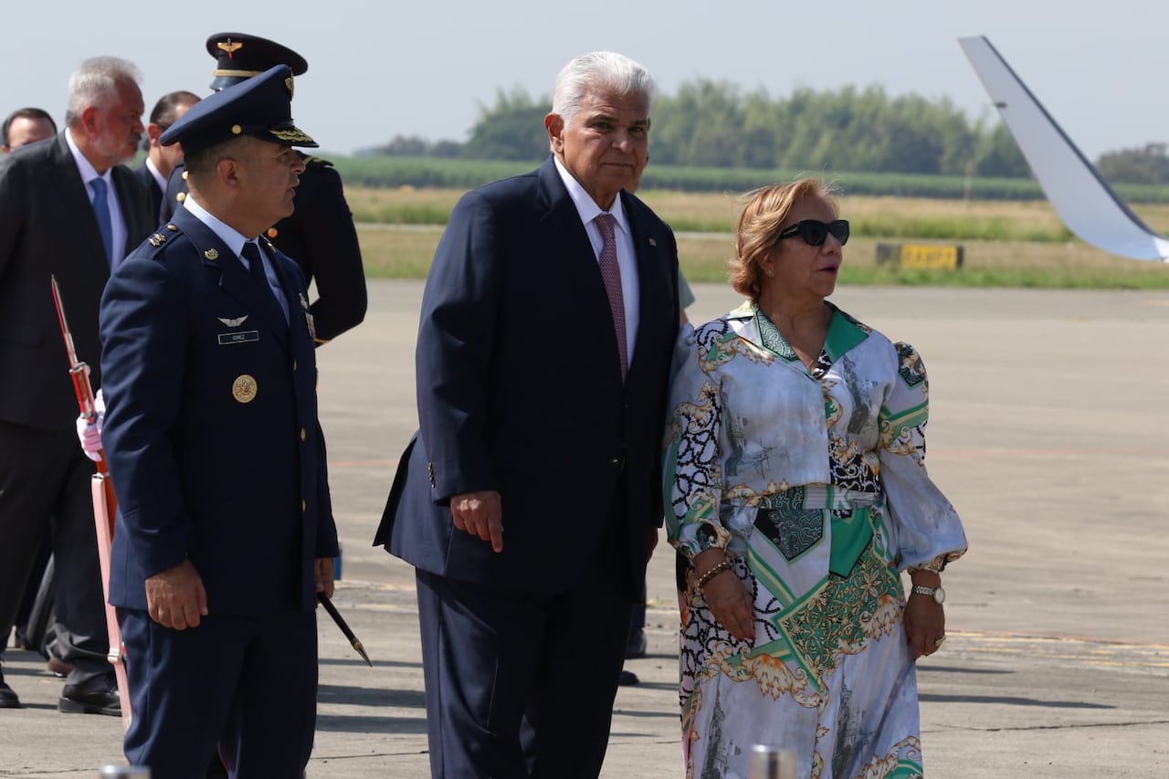 José Raúl Mulino, presidente de Panamá, a su llegada a Cali.