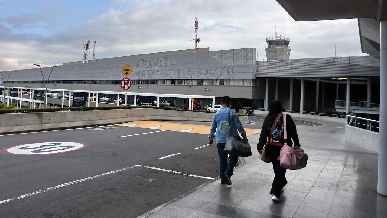 Cali: El Aeropuerto Alfonso Bonilla Aragón cambia de operador a partir de la fecha será administrado por la Aeronáutica Civil, quien asumirá directamente la operación de la terminal aérea más importante del suroccidente colombiano.