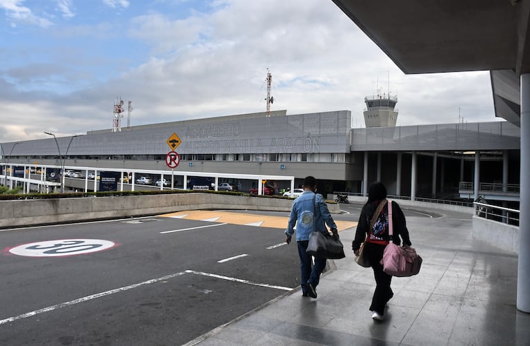 Cali: El Aeropuerto Alfonso Bonilla Aragón cambia de operador a partir de la fecha será administrado por la Aeronáutica Civil, quien asumirá directamente la operación de la terminal aérea más importante del suroccidente colombiano.