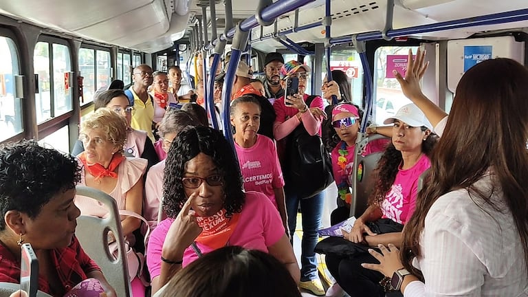 Metro Cali presenta las Zonas MIO Mujer, en los buses articulados del MIO. Son espacios para uso exclusivo de las mujeres, ubicados en el primer vagón de los 166 buses y se identifican con marcas de color rosa en el espaldar de los asientos.