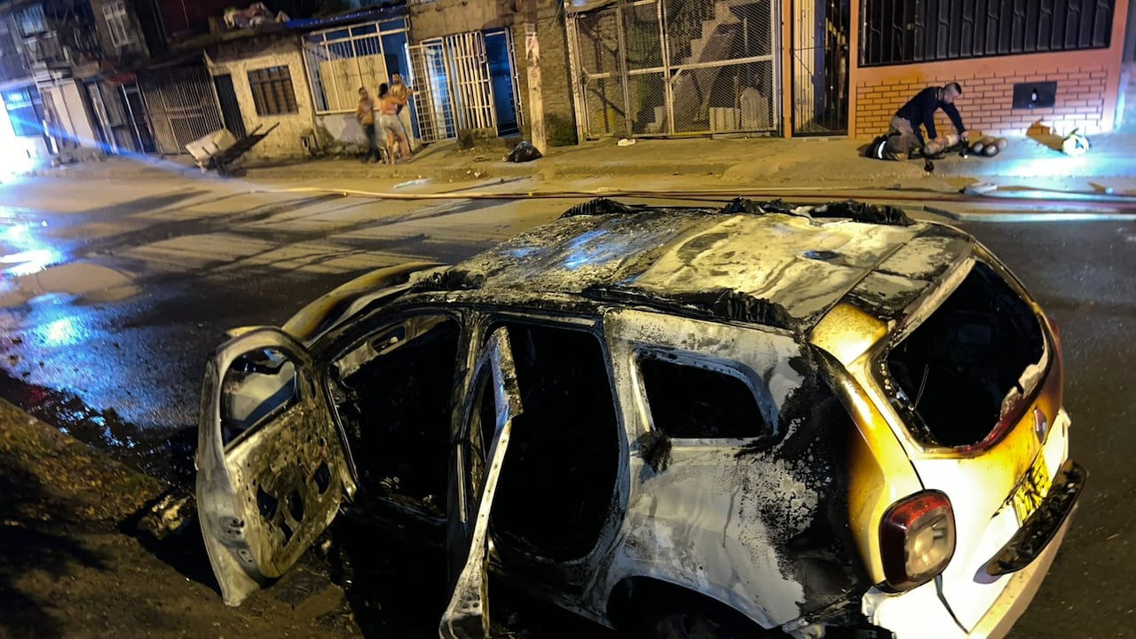 El vehículo quedó consumido casi que en su totalidad producto del atentado con los artefactos explosivos.