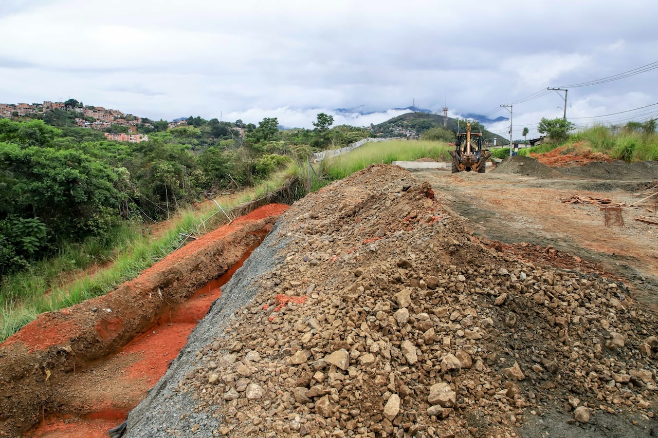 La obra incluye la pavimentación en concreto flexible de 2720 metros lineales.
