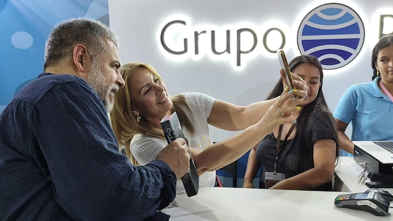 Mario Mendoza compartió con el público caleño sus reflexiones sobre la literatura, el terror y la disciplina como base del oficio de escribir.