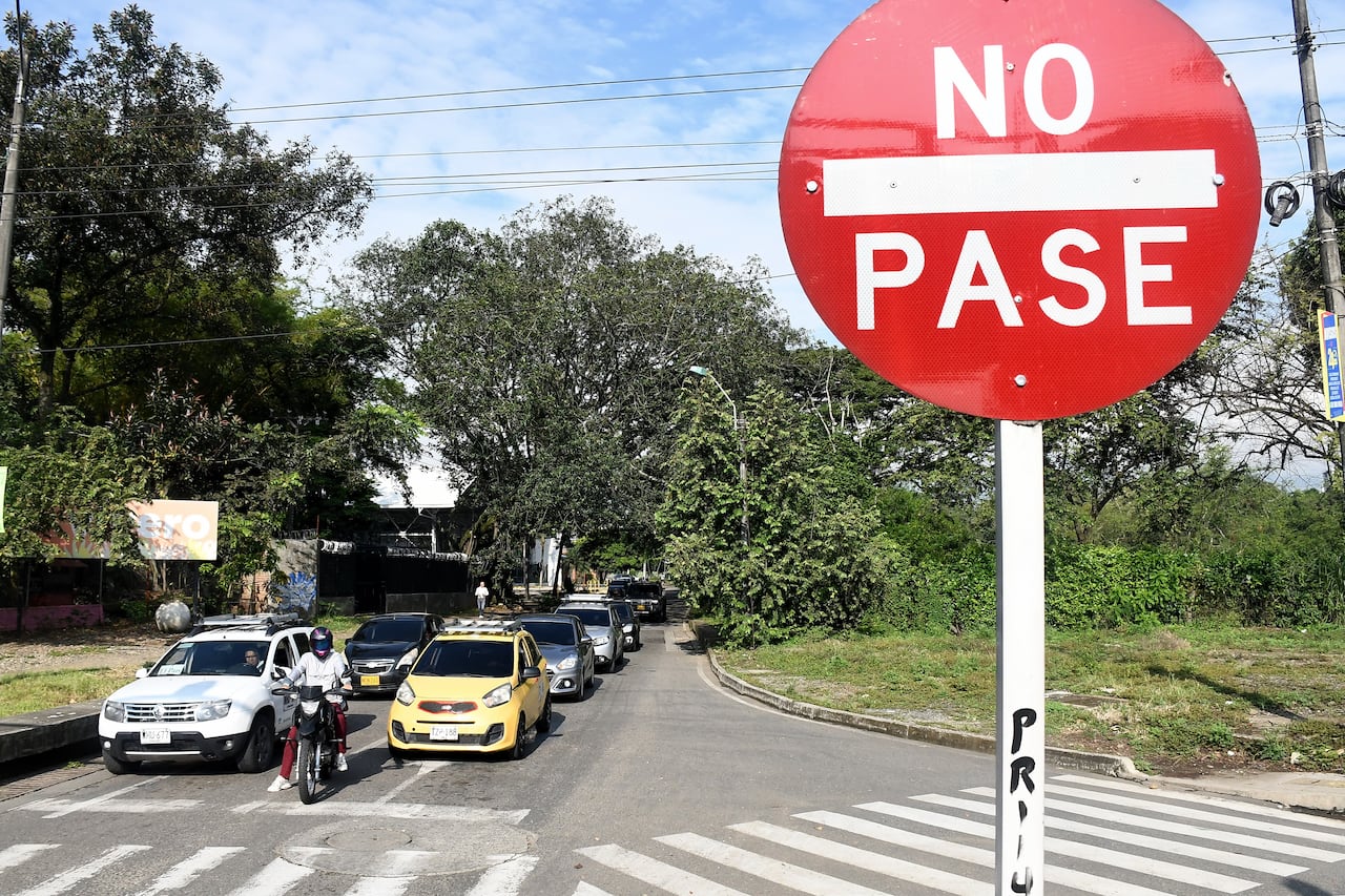 Cali: A partir del próximo lunes 7 de abril, la cr 122 entre la Av Cañasgordas o calle 18 y la Vía Panamericana o calle 25 volverá a ser en doble sentido con el fin de mejor la movilidad en el sur de la ciudad. Foto José L Guzmán. EL País
