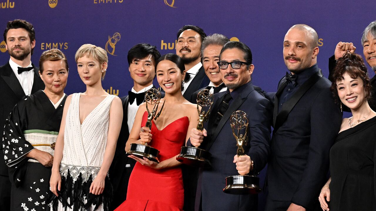 La producción épica "Shogun" rompió récords históricos y se coronó el domingo como mejor serie dramática en los premios Emmy de televisión.