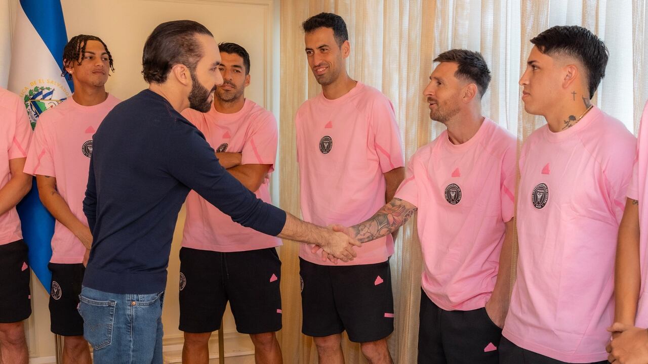 Nayib Bukele en encuentro con Lionel Messi.