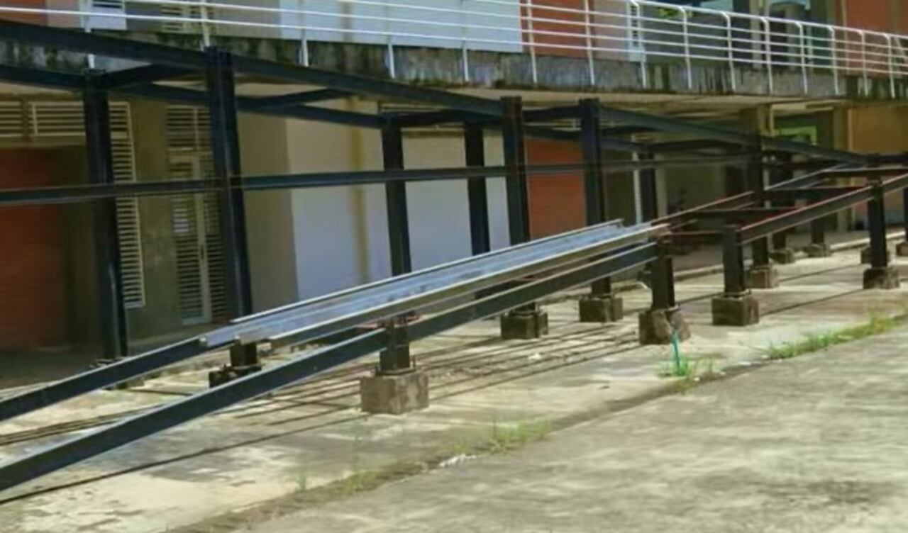 Los estudiantes no tienen jornada de recreo porque es "supremamente peligroso jugar en medio de esta obra abandonada", denuncian los alumnos, quienes se movilizarán por la Panamericana.