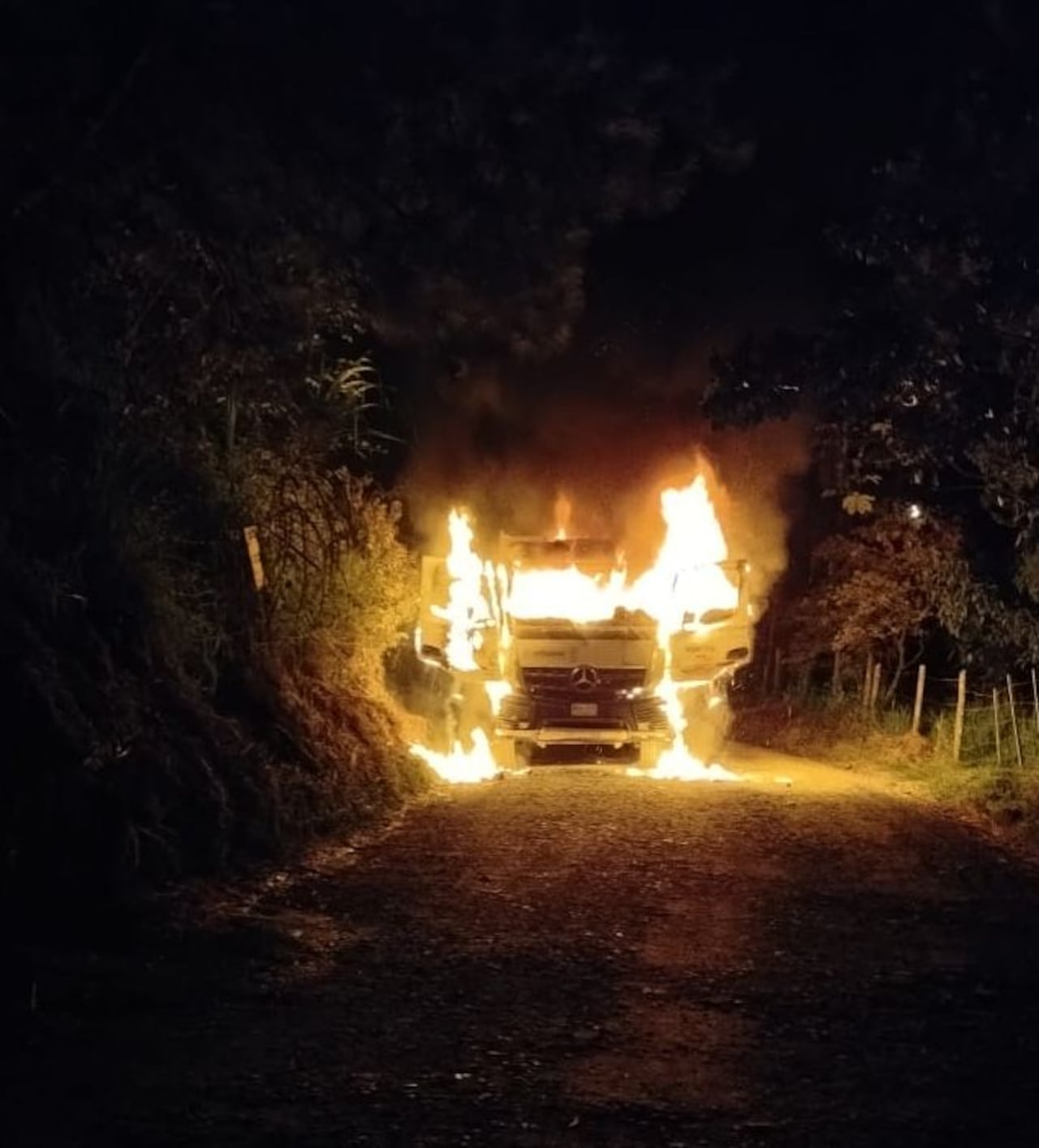 El vehículo recolector de basura fue incinerado por desconocidos cuando se dirigía al relleno sanitario de Popayán.