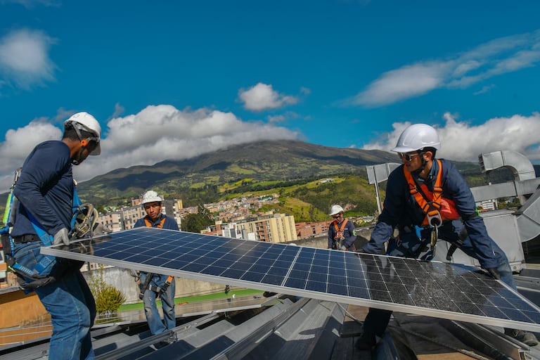 "Proyectos de generación solar distribuida en el suroccidente del país buscan mitigar el impacto de la variabilidad climática y reducir la dependencia de los hogares a la red eléctrica tradicional