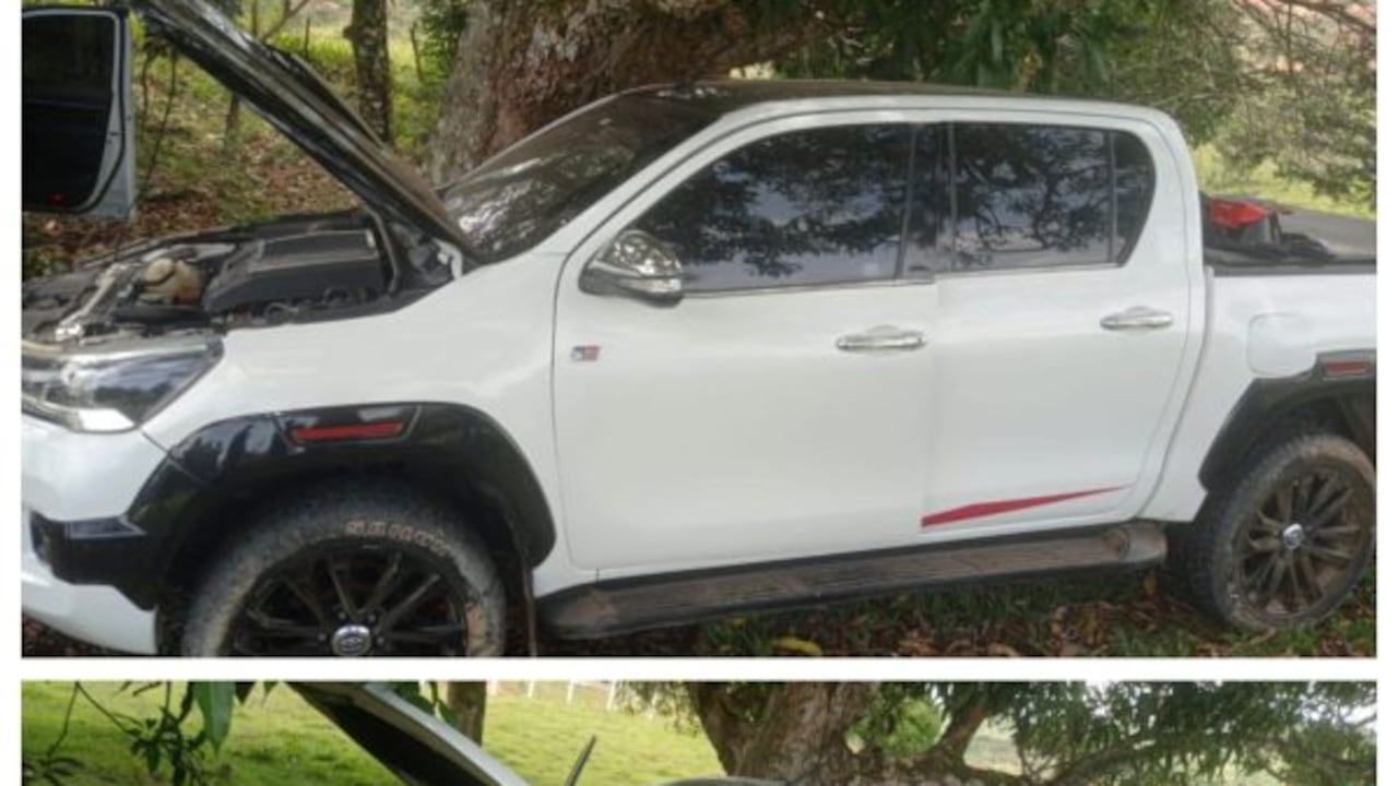 Autoridades inspeccionan las camionetas abandonadas en zona rural de El Patía, tras recibir una alerta de la comunidad.