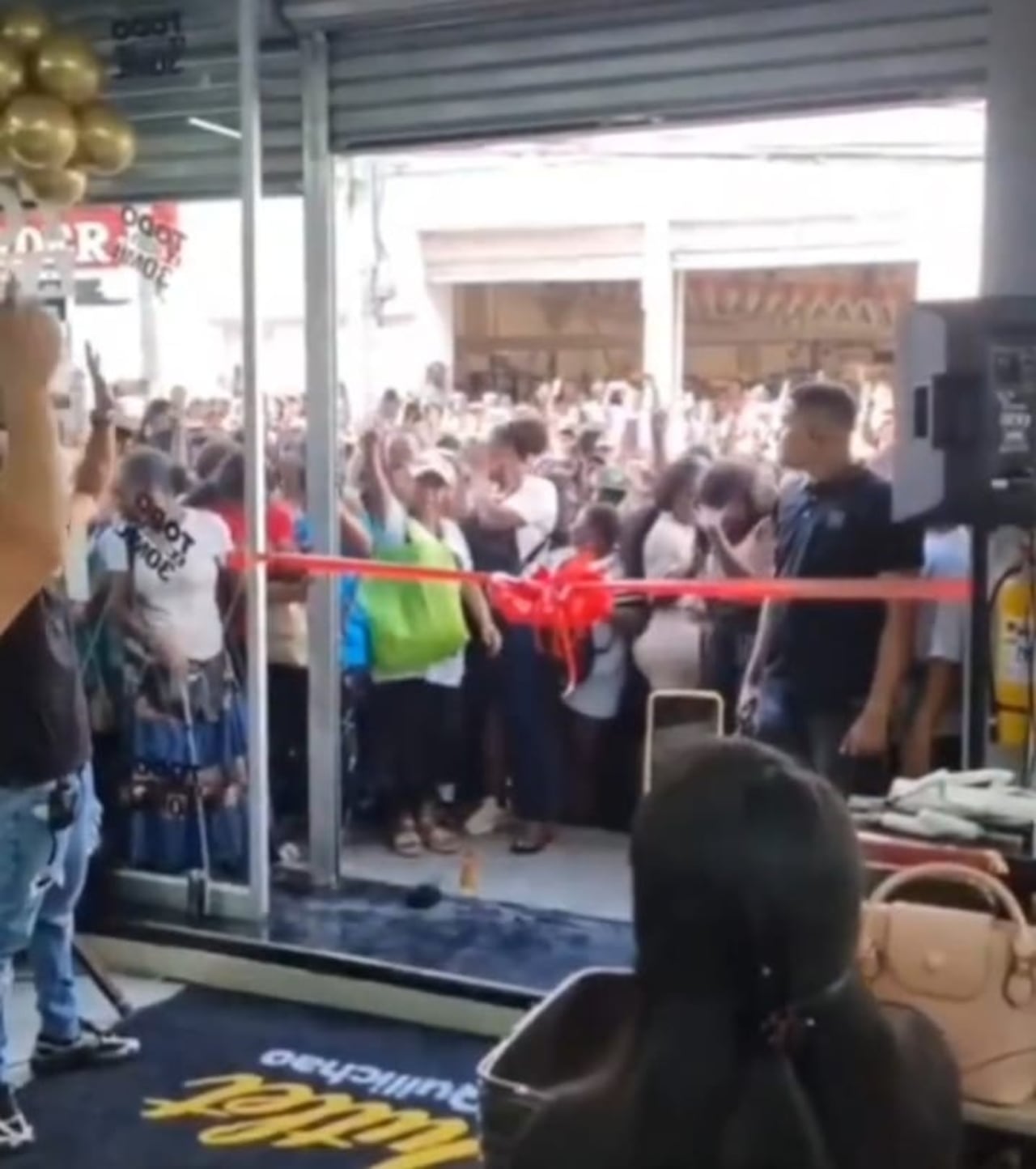 Hasta este momento todo estaba tranquilo en la inauguración de la tienda.