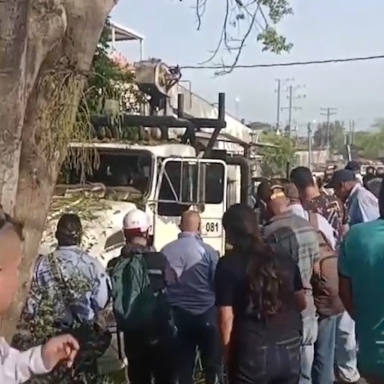 Las autoridades atienden la emergencia que causó el ataque con explosivos contra contratistas de la Compañía Energética de Occidente, CEO, en Santander de Quilichao, Cauca.