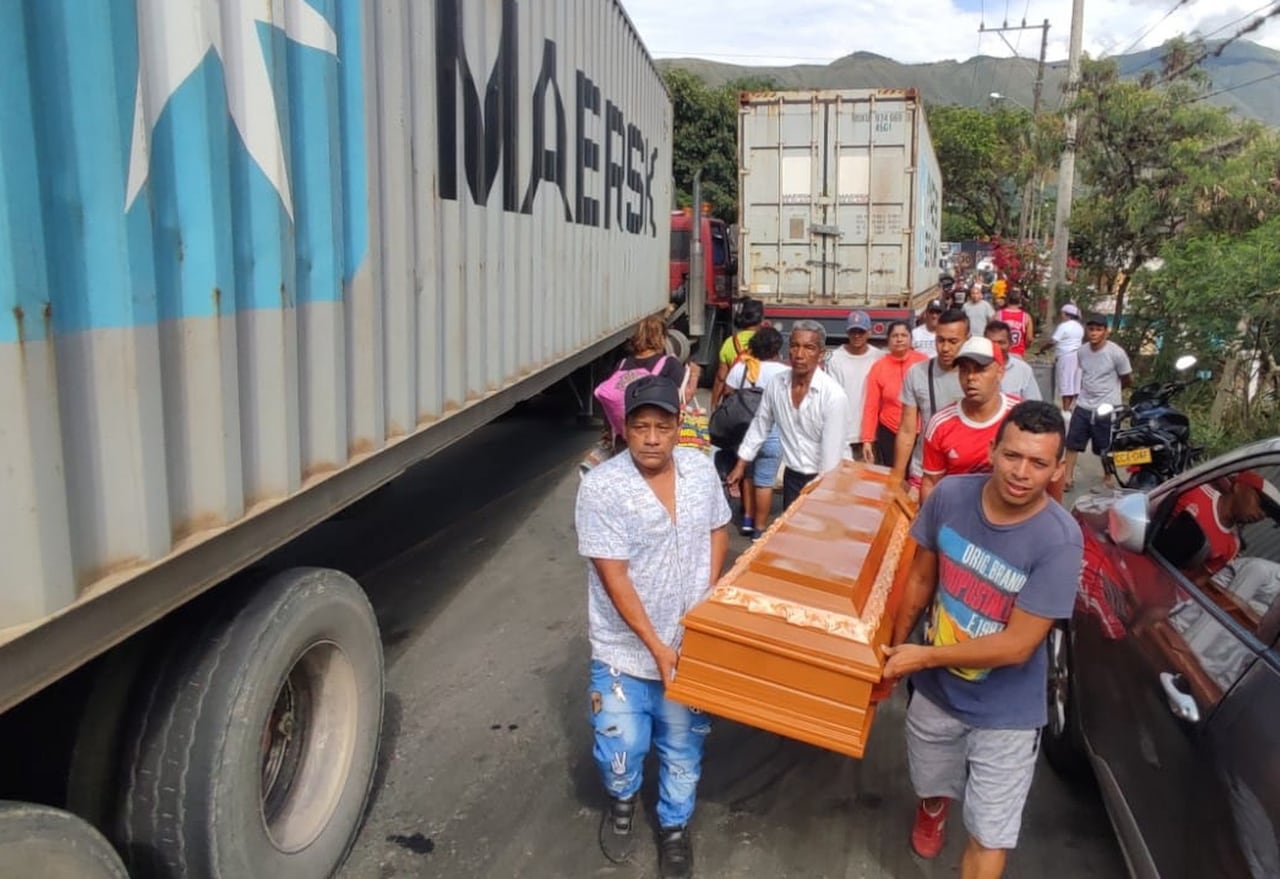TRANCONES POR BLOQUEOS EN LA VIA AL MAR DAGUA LOBOGUERRERO. FOTOS JOSÉ GUZMÁN