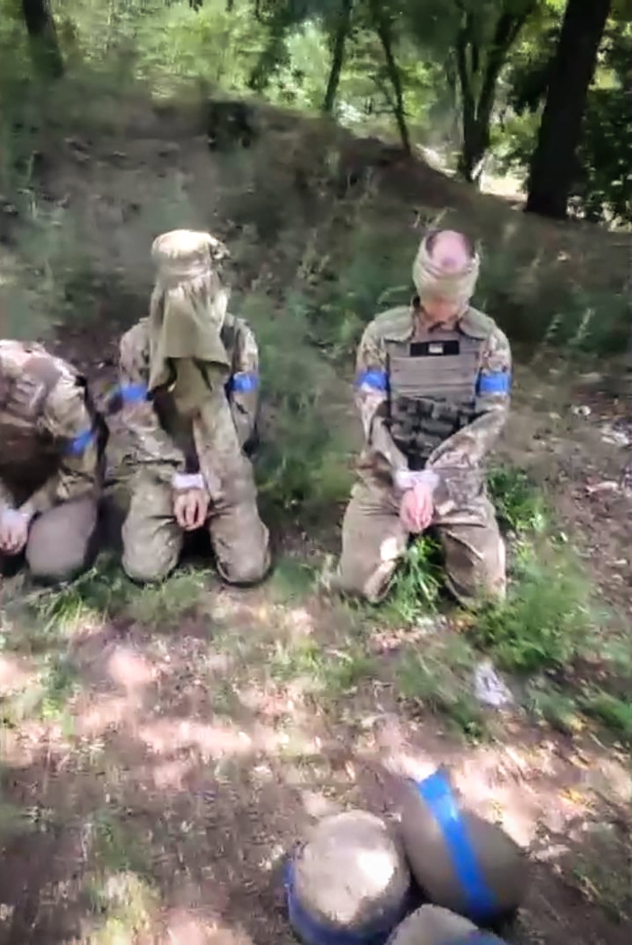 Una imagen sin fecha tomada de un material publicado por el Ministerio de Defensa ruso el 14 de agosto de 2024 muestra a soldados ucranianos capturados en la región de Kursk. (Foto de Handout / Ministerio de Defensa de Rusia / AFP) / RESTRINGIDO A USO EDITORIAL