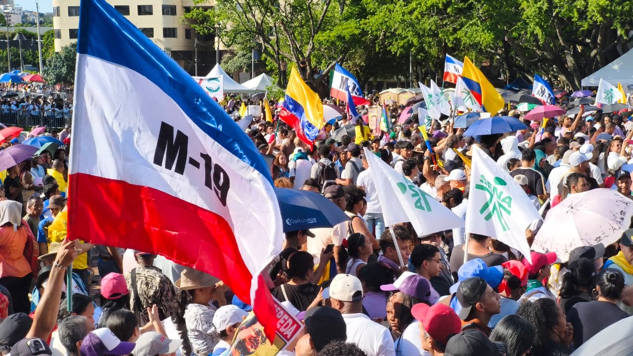 Congregación masiva de ciudadanos en el Parque de las Banderas en Cali a la espera del presidente Gustavo Petro.