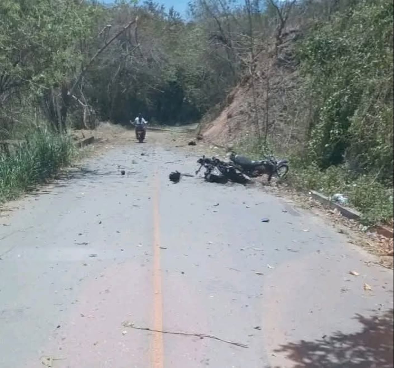 Varios militares se movilizaban por esta vía de la zona rural del municipio de El Patía cuando fueron atacado con una motobomba.