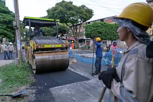 Alcalde Alejandro Eder entrega obra que inició hace tres días, sobre la carrera 42 entre calles 1 y 5. Una obra que debió ser entregada hace dos años y medio por la anterior administración